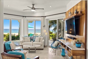 Living room...still those killer views!