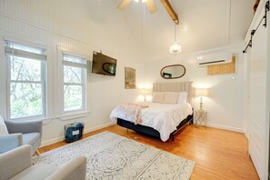 Studio | 1st Floor | Queen Bed | Free WiFi | Smart TV