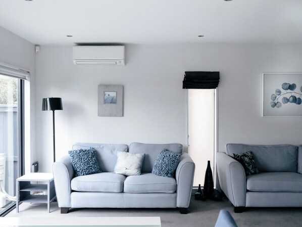 Stylish and modern 3 bedroom home sleeps 7