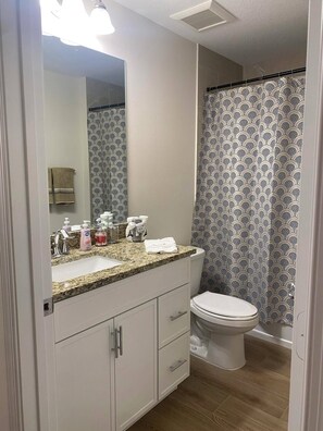 Bathroo 2 (share by the two bedroom on the hallway)