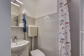 Salle de bain avec douche