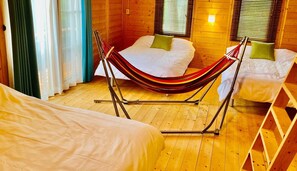 There are 3 semi-double beds here. It's a wide bed. It's OK to connect!