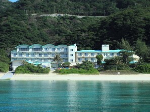 ・[Exterior] In front of the inn you can see the Kerama blue ocean and white sand beach.