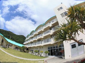 ・[Exterior] Tokashiku Beach is about 30 seconds away on foot. You can go to the beach in your swimsuit.
