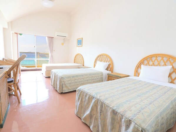 ・[New Wing Western-style Room: Ocean View] Accommodates up to 4 people. Enjoy the magnificent view that unfolds before your eyes.
