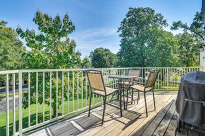 Private Deck | Self Check-In | Golf Course On-Site | 4 Mi to Table Rock Lake