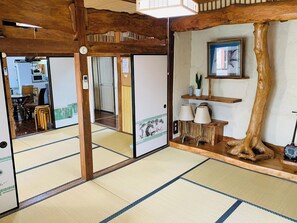 ・"Main building" Ichibanza: 6 tatami Japanese-style room with tokonoma alcove