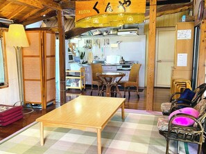 ・Main building Nakaza: Spacious wooden flooring. There is plenty of space even for large groups.