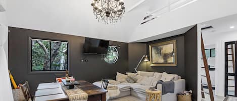 Lounge & Dining
