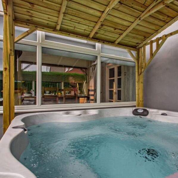 Indoor spa tub