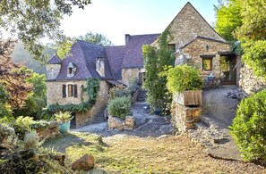 gite-la-maison-bleue-cantegrel-vitrac-exterieur-vue-du-chemin-9