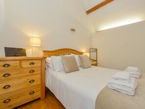Calming and spacious King bedroom with vaulted ceiling and garden views. 