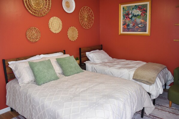 Downstairs Bedroom - full size and twin bed