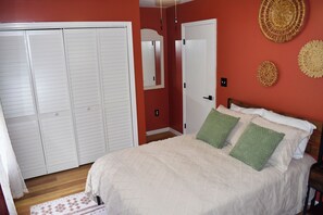 Downstairs Bedroom - full size and twin bed