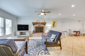 Living Room | 1st Floor | Smart TV | Fireplace | Central Heating & A/C