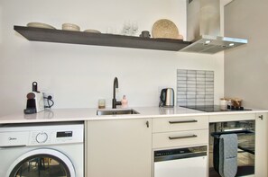 Well eqippped kitchen with dishwasher