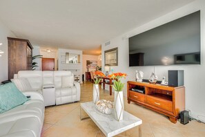 Living Room | Free WiFi | Central A/C & Heat | Smart TV