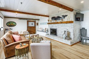 Living Room | Smart TV | Gas Fireplace