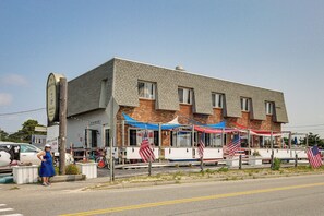 Condo Exterior | Top-Floor Unit | Restaurant Below