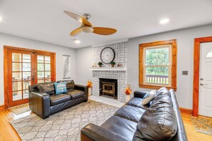 Living Room | Free WiFi | Central Heating & A/C | Smart TV | 1st Floor