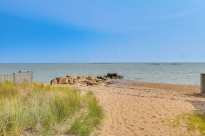 Beach Access | Central Location | Cornhole | Outdoor Shower