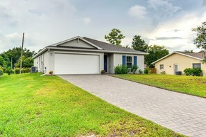 Home Exterior | Screened Porch | 4 Mi to Port Charlotte Beach Park
