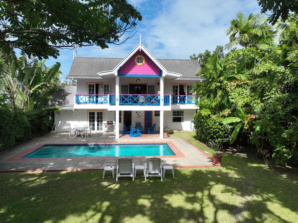 Large private pool and garden