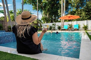 Feet in the heated water, a refreshing margarita in hand, and the sound of laughter as the kids splash and play. Moments like these are what family memories are made of—joy and relaxation in perfect harmony!