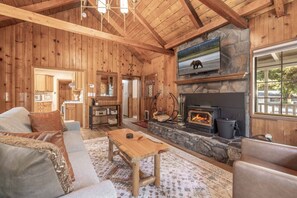 Enter Amazing Grace! Cozy Charming Cabin