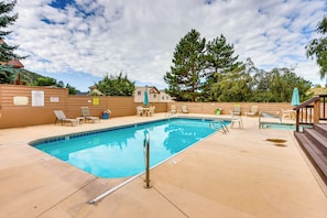 Ferringway Condominium Amenities | Community Pool | Hot Tub | Sauna | Clubhouse