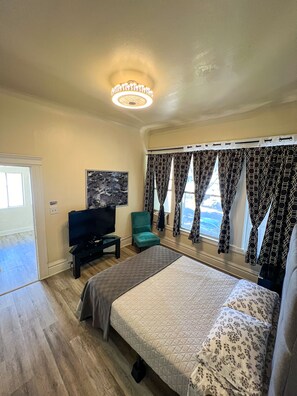 Master bedroom 1
Queen bed