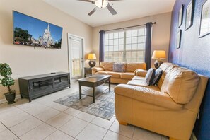 Living Room
58" Smart TV