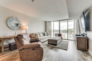Living Room | Free WiFi | Smart TV | Central A/C