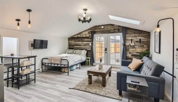 Welcome to your cozy and stylish studio, thoughtfully designed with modern amenities for a relaxing getaway or a memorable stay.