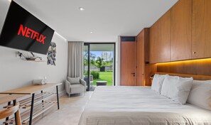 King-size bed with SmartTV and desk