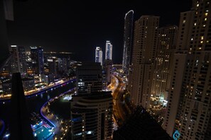 Marvel at the vibrant nightlife and stunning cityscape of Dubai Marina from your apartment’s balcony, a view that will leave you mesmerized.
