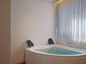 Indoor spa tub