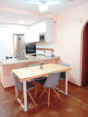Vista de la cocina y de la mesa del comedor