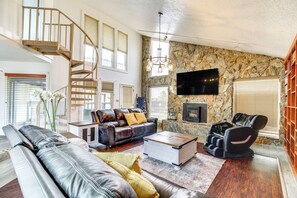 Living Room | 1st Floor | Smart TV | Free WiFi | Central Heat & A/C