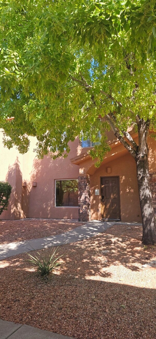 Redrock Cozy Condo in Kanab is ready to welcome you!