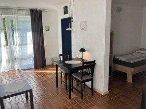 TYP A: Apartment mit 36 qm, 1 Wohnzimmer mit abgetrennten Schlafbereich, max. für 2 Personen-Hier können Sie Ihr Frühstück genießen und sich für den Tag stärken