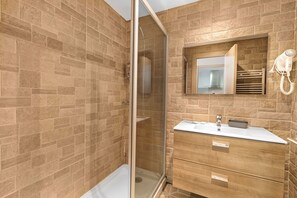 Salle de bain avec douche