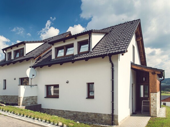 Sky, Plant, Cloud, Building, Window, Tree, Natural Landscape, Land Lot, House, Cottage