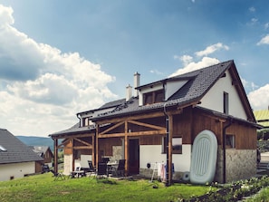 Wolke, Himmel, Pflanze, Gebäude, Fenster, Grundstueck, Holz, Hütte, Wohngebiet, Ländliches Gebiet