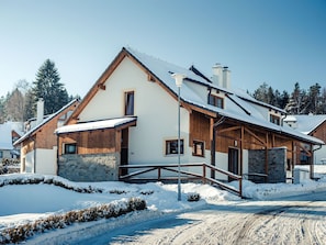 Himmel, Gebäude, Schnee, Pflanze, Fenster, Haus, Baum, Steigung, Holz, Hütte