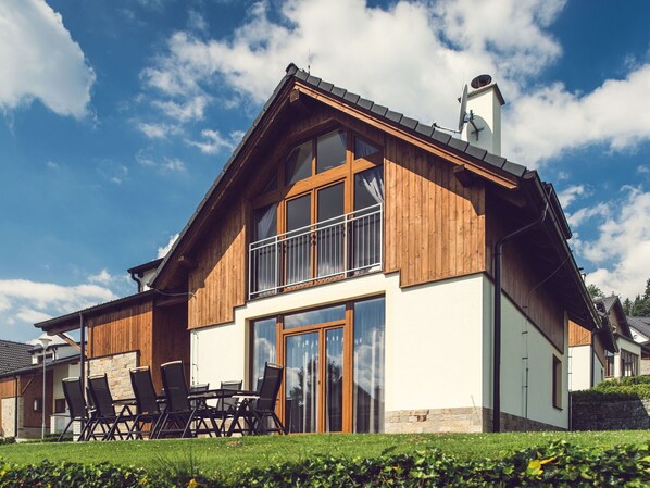 Sky, Plant, Cloud, Building, Window, Tree, Natural Landscape, Land Lot, House, Cottage