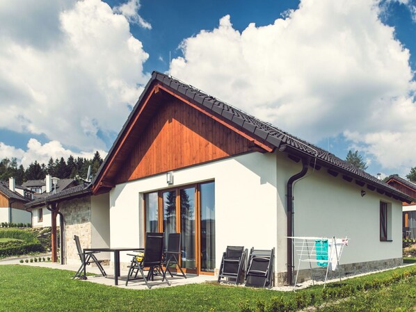Himmel, Pflanze, Wolke, Gebäude, Fenster, Baum, Natürliche Landschaft, Grundstueck, Haus, Hütte