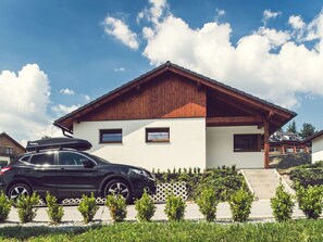 Himmel, Pflanze, Wolke, Gebäude, Fenster, Baum, Natürliche Landschaft, Grundstueck, Haus, Hütte