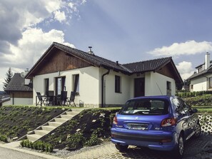 Himmel, Pflanze, Wolke, Gebäude, Fenster, Baum, Natürliche Landschaft, Grundstueck, Haus, Hütte