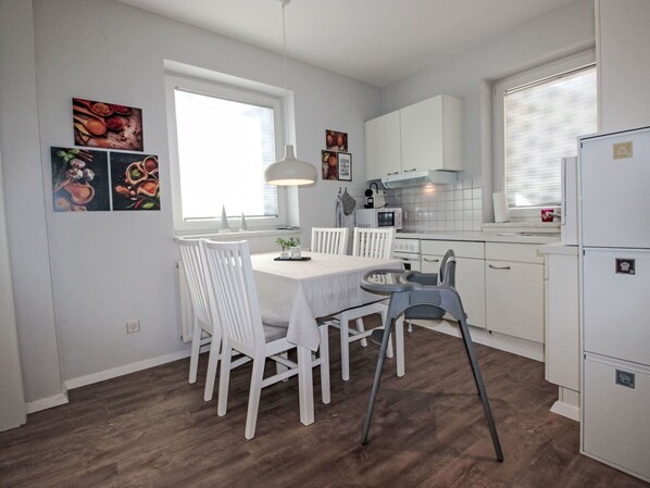 Möbel, Eigentum, Fenster, Tabelle, Cabinetry, Holz, Stuhl, Interior Design, Fussboden, Flooring